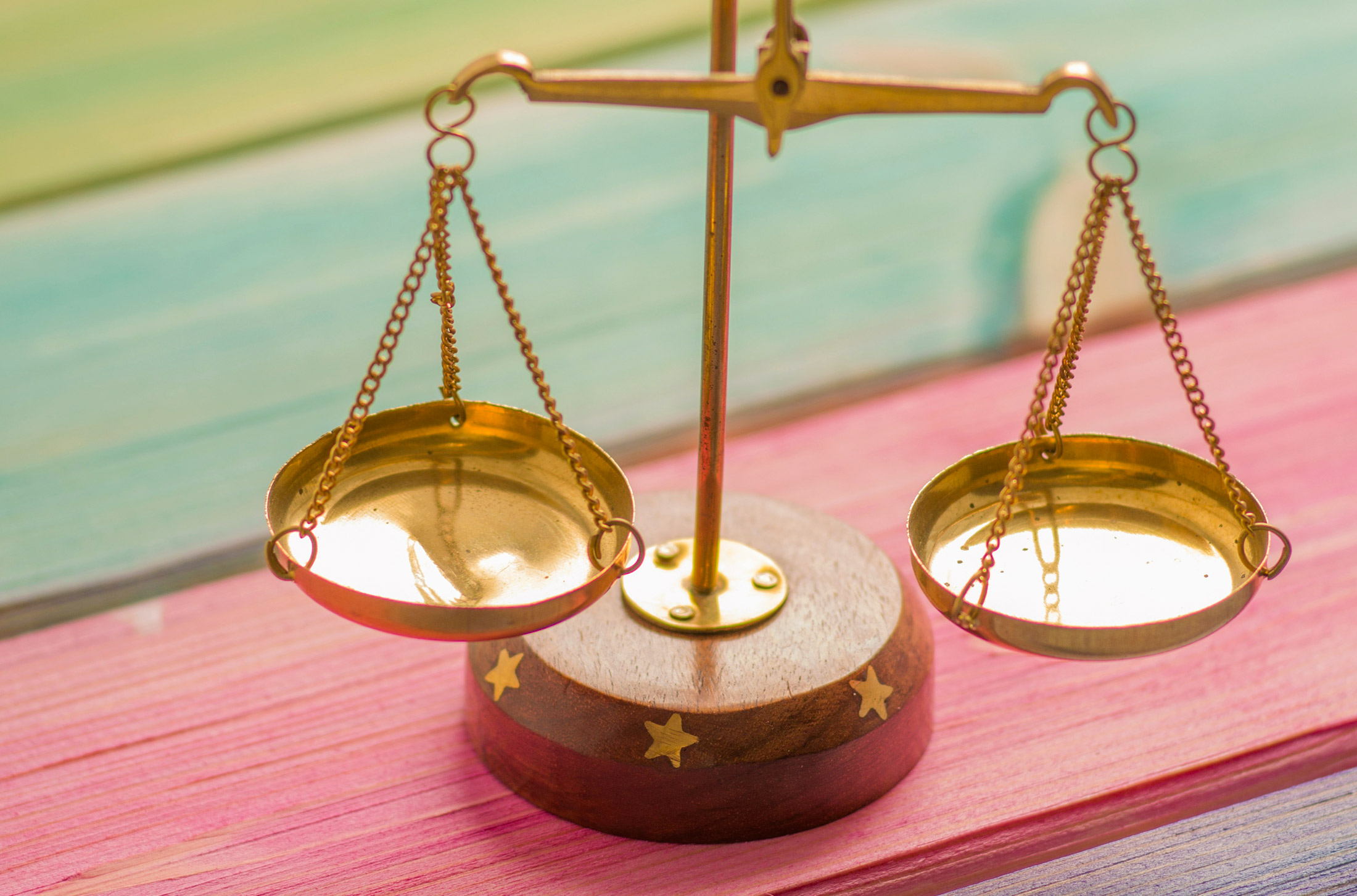 Swing trading vs day trading : lequel est réaliste quand on travaille ?